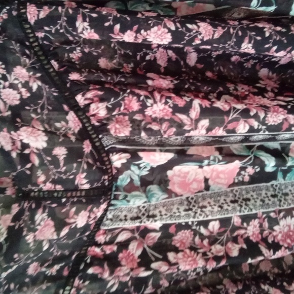 ♥️Ladies SZ Large Beautiful Cold Shoulder Blouse. PTP 22" - Picture 3 of 4